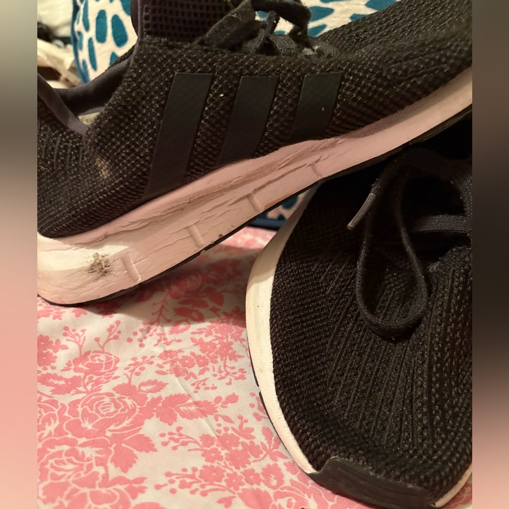 Adidas swift run 1.0 worn great price
men’s 9 women’s 11 Athletic miles left! - Picture 1 of 9